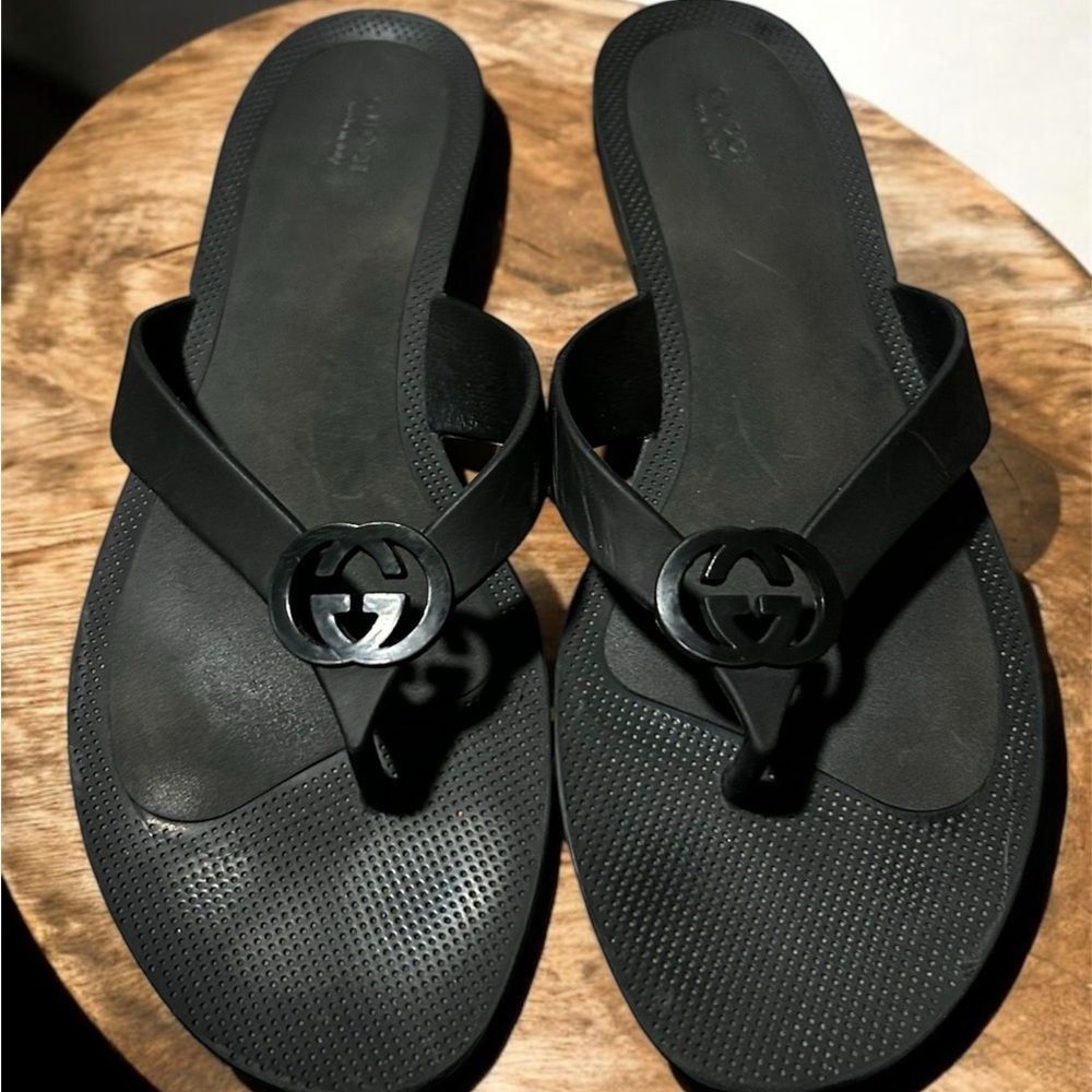 Gucci Black Sandals Sleek Thong Style